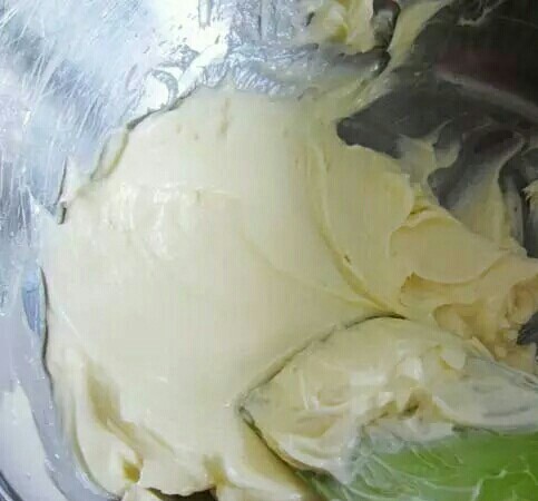 法式柠檬塔,软化黄油:把黄油放进盆里用橡皮刀搅拌均匀,搅拌柔滑