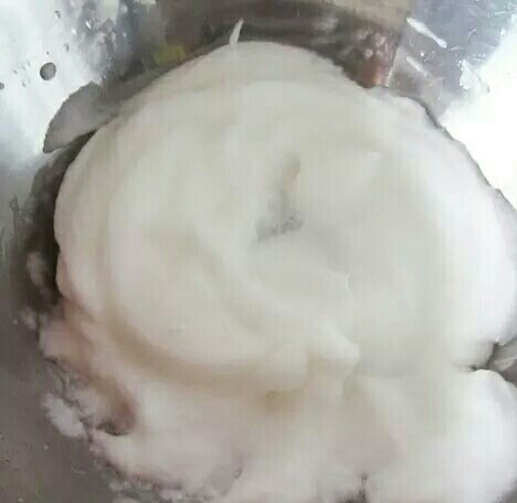 法式柠檬塔,煮糖浆的同时,打发蛋白到大泡泡的程度