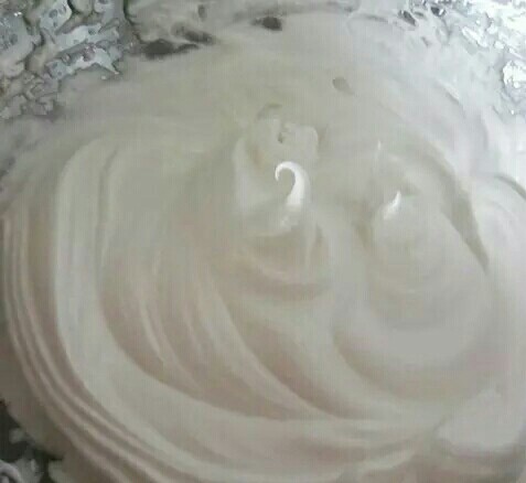 法式柠檬塔,将煮好的糖浆呈细线状慢慢注入蛋白,同时继续打发,直到糖浆全部加入,蛋白打到干性发泡,用手动打蛋器调整一下蛋白的状态。