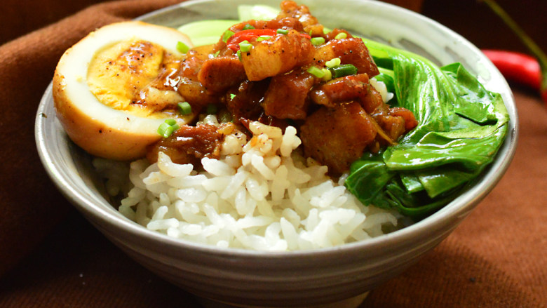 香辣卤肉饭,将焯好的油菜摆入<a style='color:red;display:inline-block;' href='/shicai/ 507'>米饭</a>中,摆好鸡蛋和卤肉,开吃啦