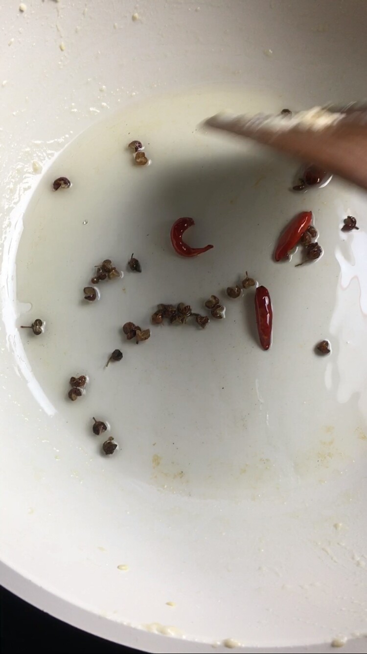 宫保鸡丁,留底油,倒入干辣椒和花椒炒出香味