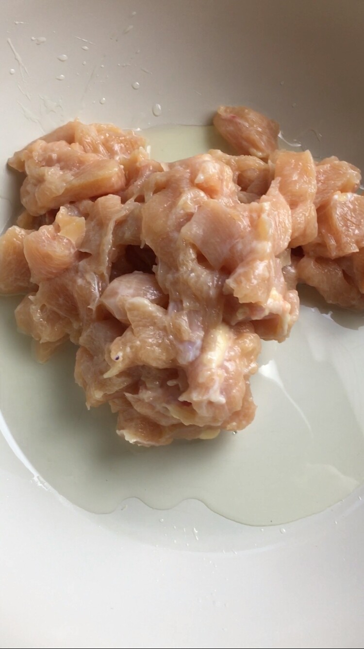 宫保鸡丁,热锅冷油,将鸡胸肉倒入煸炒