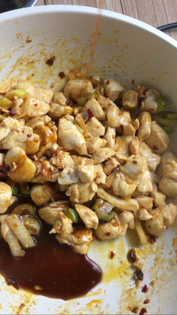 宫保鸡丁,翻炒均匀,倒入调好的料汁