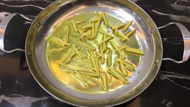 干锅黄花鱼,锅底刷层油,铺满姜丝