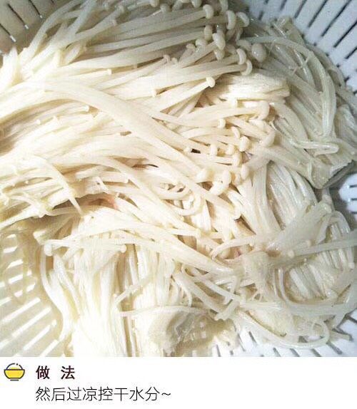 油炸孜然金针菇,把洗净金针菇放入少好的水中炒好,捞出