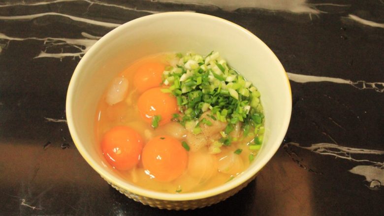 扇贝丁滑蛋,打入<a style='color:red;display:inline-block;' href='/shicai/ 9'>鸡蛋</a>,放入葱花