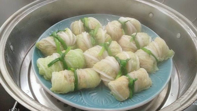 翡翠白玉卷,全部包好起锅烧水,锅开后蒸5分钟即可