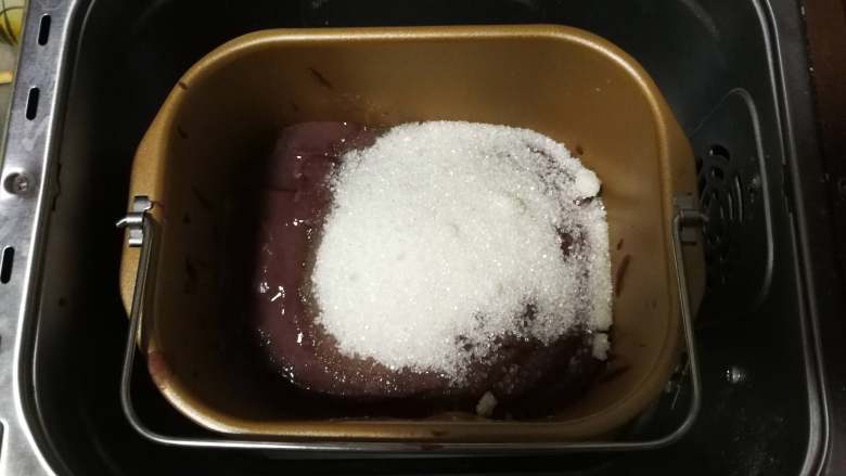 自制红豆沙,加入白糖,用果酱功能把豆沙煮的粘稠,差不多用两个果酱功能。