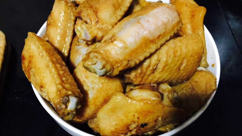 可乐鸡翅,鸡翅炸好捞出备用。