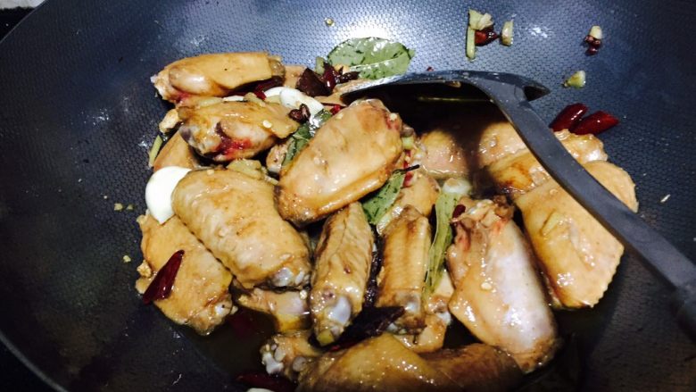 可乐鸡翅,放入鸡翅翻炒一会儿。