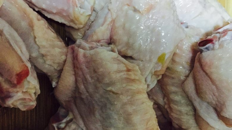 可乐鸡翅,鸡翅上面斜切两道口子,方便入味。