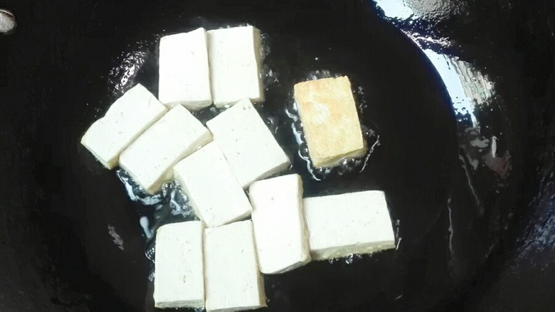 葱香红椒老豆腐,煎至金黄色,翻个面再煎