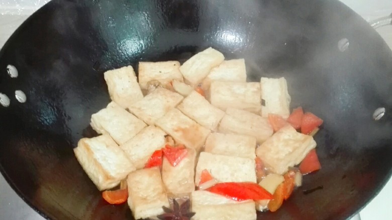 葱香红椒老豆腐,烧开小火烧两分钟看到汤汁收干,当心不要烧糊了