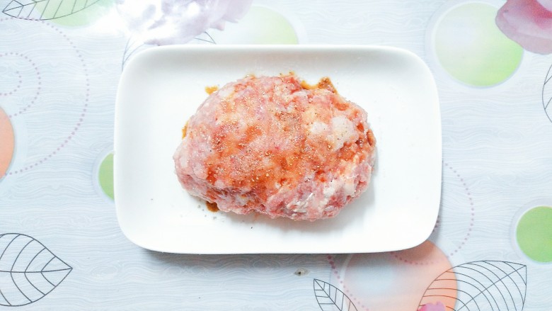 麻婆豆腐,把剁好的前腿肉沫上,放入盐,<a style='color:red;display:inline-block;' href='/shicai/ 788'>生抽</a>,胡椒粉用手抓匀!