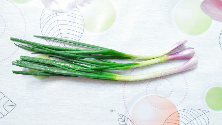 麻婆豆腐,将三根<a style='color:red;display:inline-block;' href='/shicai/ 3250'>葱</a>洗去蒂干净!