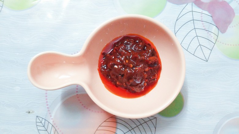 麻婆豆腐,准备好两勺红油豆瓣酱,用这种豆瓣酱,就不用另外买红油了!