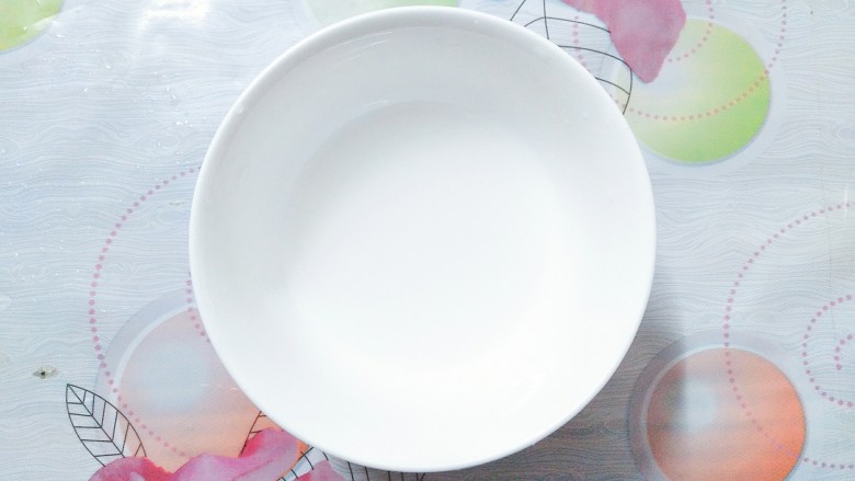 麻婆豆腐,将两勺勾芡要用的淀粉加适量的水搅拌均匀!