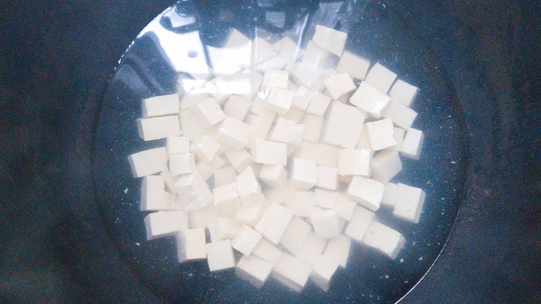 麻婆豆腐,等水烧开后,把豆腐放下去焯水,以去豆腥味,也使豆腐变得更紧实!豆腐焯好水后,立马捞出来放自来水下冲冷!这一步一定不能省!不然豆腐就容易碎掉!