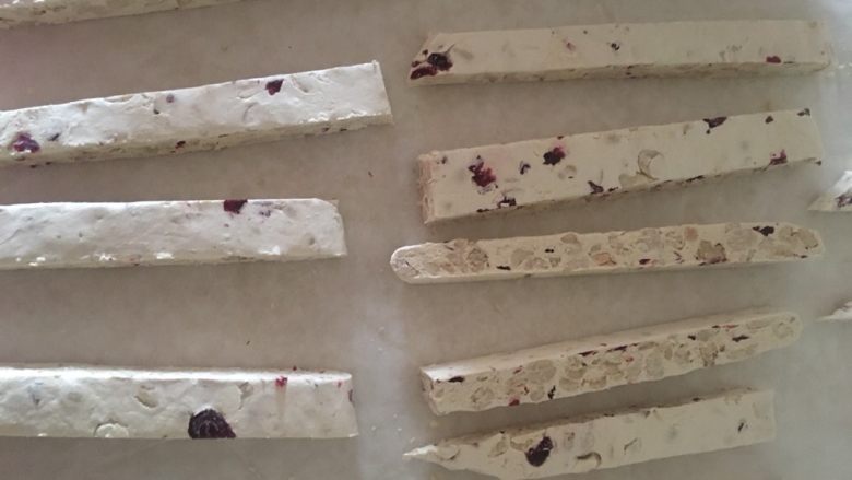牛轧糖
,切块(晾凉了切 不要放太久 凉了就可以 ,放太久了切着会很费劲)