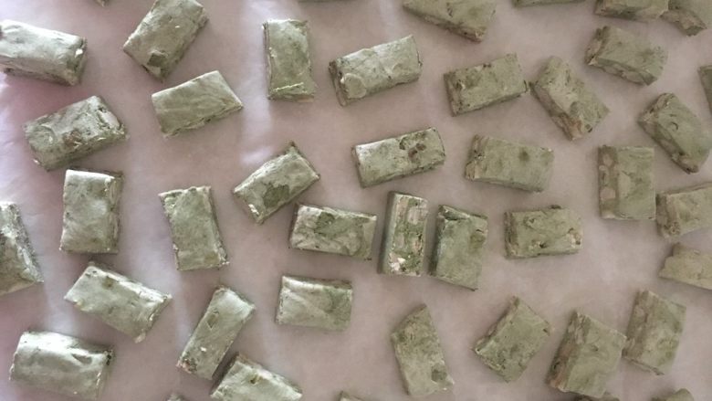 牛轧糖
,切小块包装就可以了
