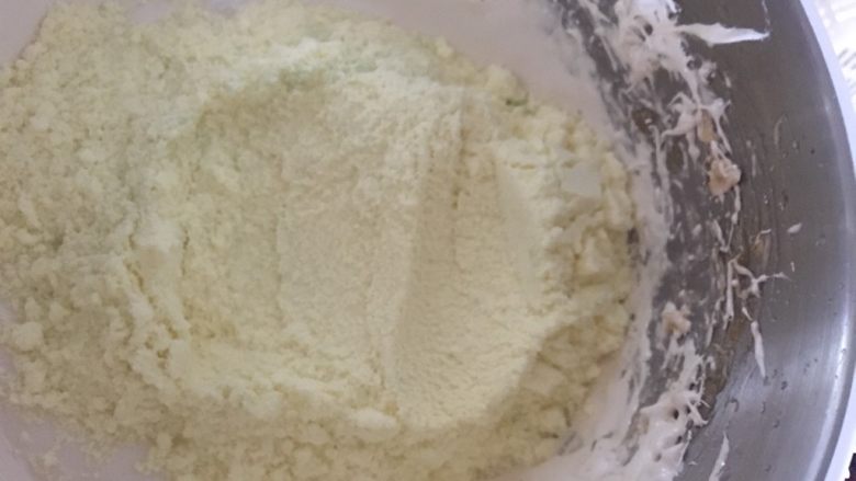 牛轧糖
,把奶粉先倒入稍微伴一下