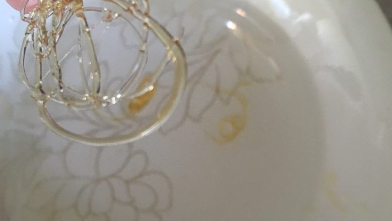 牛轧糖
,糖熬成这样就可以了(可以咬一下 有脆感就好了 要是还粘牙还得继续熬)