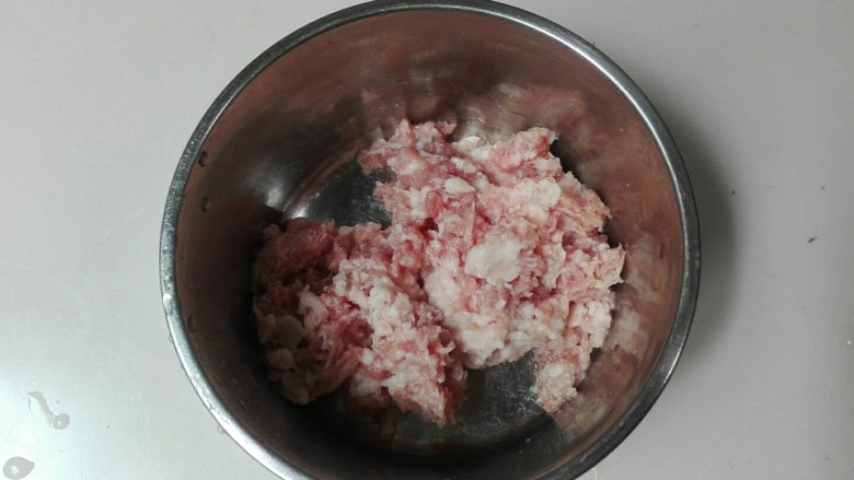 花团锦簇~番茄汆汤圆子,准备好200克肉糜