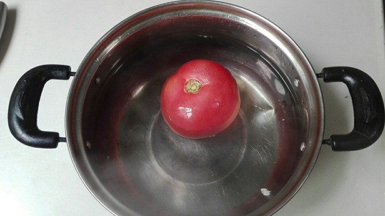花团锦簇~番茄汆汤圆子,放到开水烫几分钟,看到皮翘起来就可以取出来