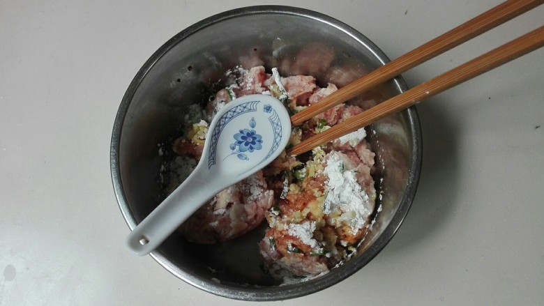 花团锦簇~番茄汆汤圆子,先放两勺清水顺时针使劲搅拌均匀至有粘性,再放两勺清水使劲搅拌均匀至有粘性,重复四至六次,重点看肉糜吸水如何