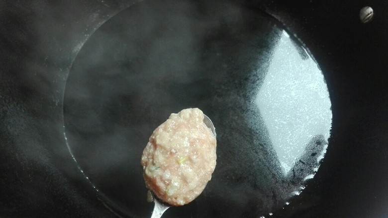 花团锦簇~番茄汆汤圆子,放两碗水锅里烧开,用勺子挖出肉糊尽量在盆子里滚刀圆一点放进汤锅
