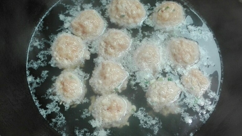 花团锦簇~番茄汆汤圆子,全部放进汤锅后盖上锅盖中火烧开,继续烧一分钟
