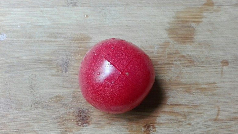 花团锦簇~番茄汆汤圆子,<a style='color:red;display:inline-block;' href='/shicai/ 59'>番茄</a>顶部切十字刀