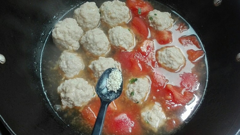 花团锦簇~番茄汆汤圆子,放少许鸡精搅拌均匀