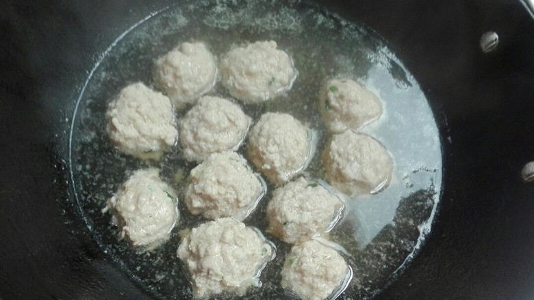 花团锦簇~番茄汆汤圆子,看到圆子膨胀定型