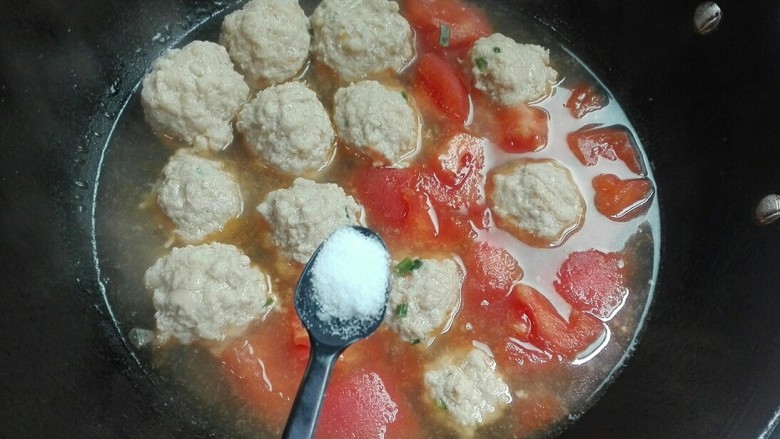 花团锦簇~番茄汆汤圆子,放一小勺盐