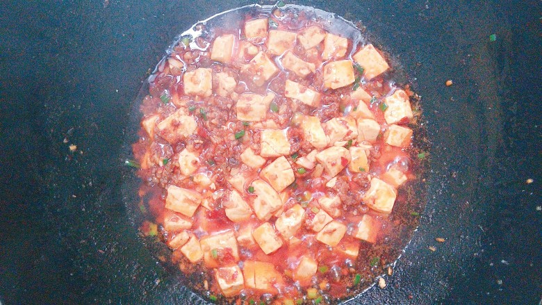 麻婆豆腐,最后放入葱头沫关火拌匀!我今天买的前腿肉炸出来很多油,所以油有点多,大家在炒肉沫时油可以少放一点!