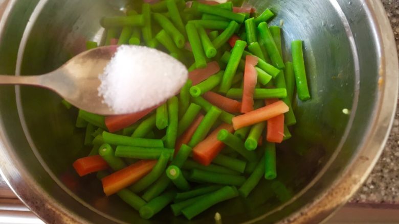香辣咸味~凉拌豇豆,趁热加适量盐,