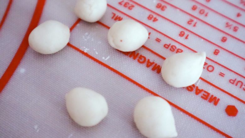 “山竹”馒头咬开有惊喜,白色面团揉至成六个大小一致的球,表面涂上色拉油一会准备包