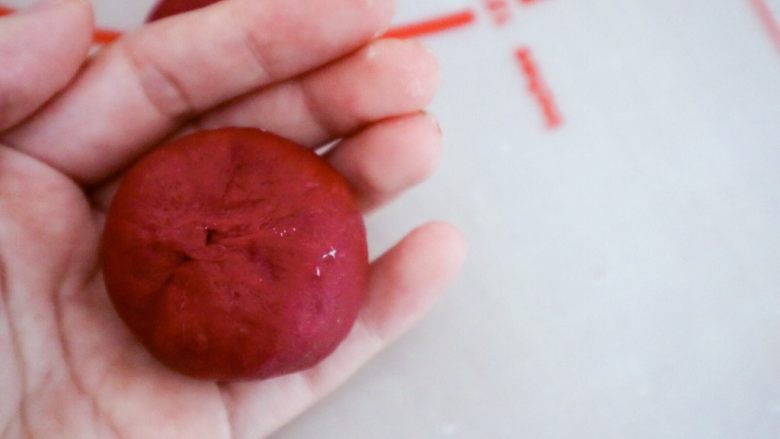 “山竹”馒头咬开有惊喜,包好,捏紧放在一边做叶子