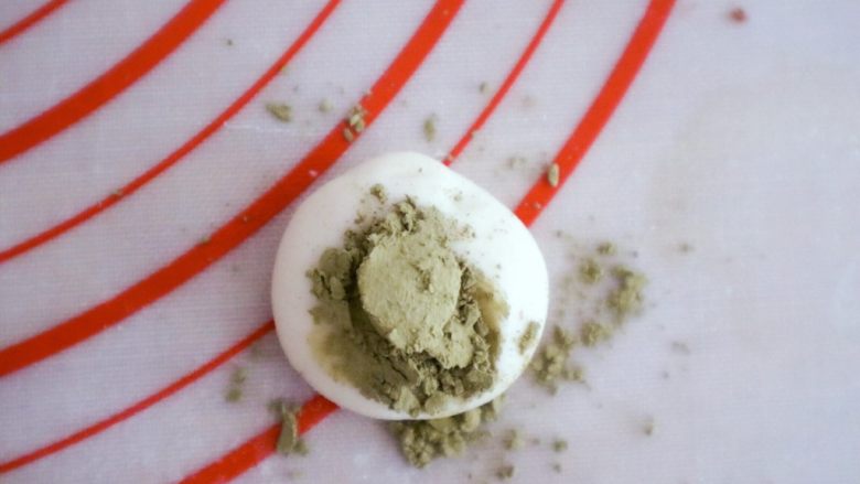 “山竹”馒头咬开有惊喜,同样,剩下的那块最小面团调成绿色即可
