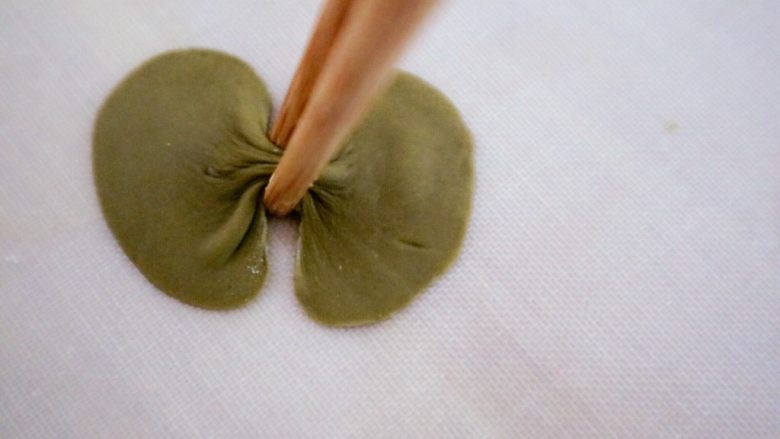 “山竹”馒头咬开有惊喜,用筷子上下夹下,如图