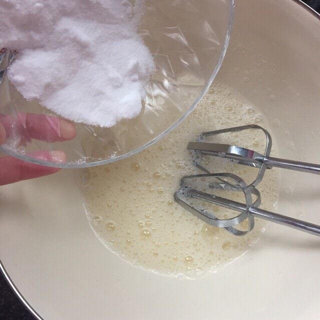 超级松软的戚风蛋糕(六寸),打蛋器打发至粗泡无张力加入部分砂糖