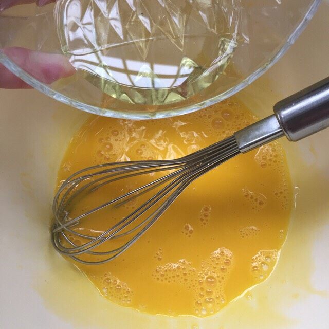超级松软的戚风蛋糕(六寸),再倒入油后快速打至乳化有细腻泡泡