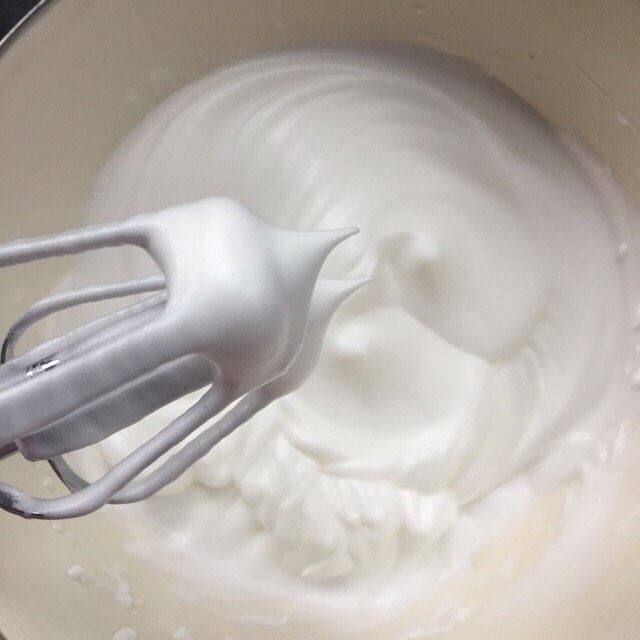超级松软的戚风蛋糕(六寸),出现纹路时把剩下的糖全部加入,打至小尖角屹立不倒