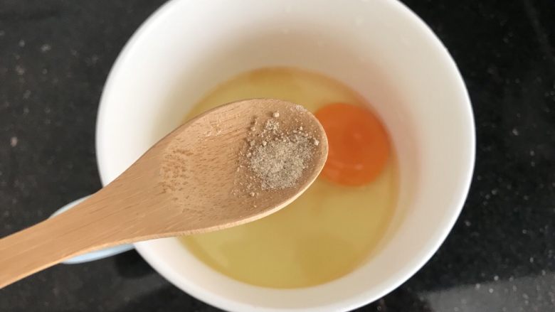 瑶柱虾米蒸水蛋,少许胡椒粉,(12月龄内的宝宝吃可以忽略)