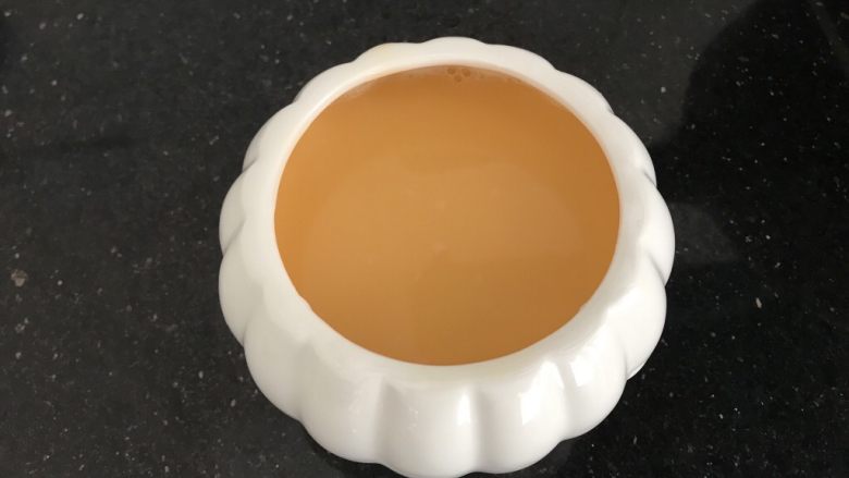 瑶柱虾米蒸水蛋,把泡沫也过滤了,非常顺滑的
蒸锅里水开后再把蛋液放进去蒸哟!
记得加盖子以防蒸气水滴入影响成品,没有盖子可以随便找个盘子代替吧