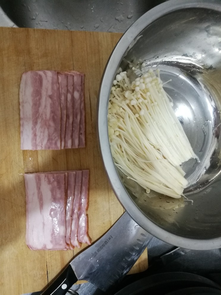 香煎培根金针菇,<a style='color:red;display:inline-block;' href='/shicai/ 234'>金针菇</a>切好洗好，<a style='color:red;display:inline-block;' href='/shicai/ 443'>培根</a>从中间切开