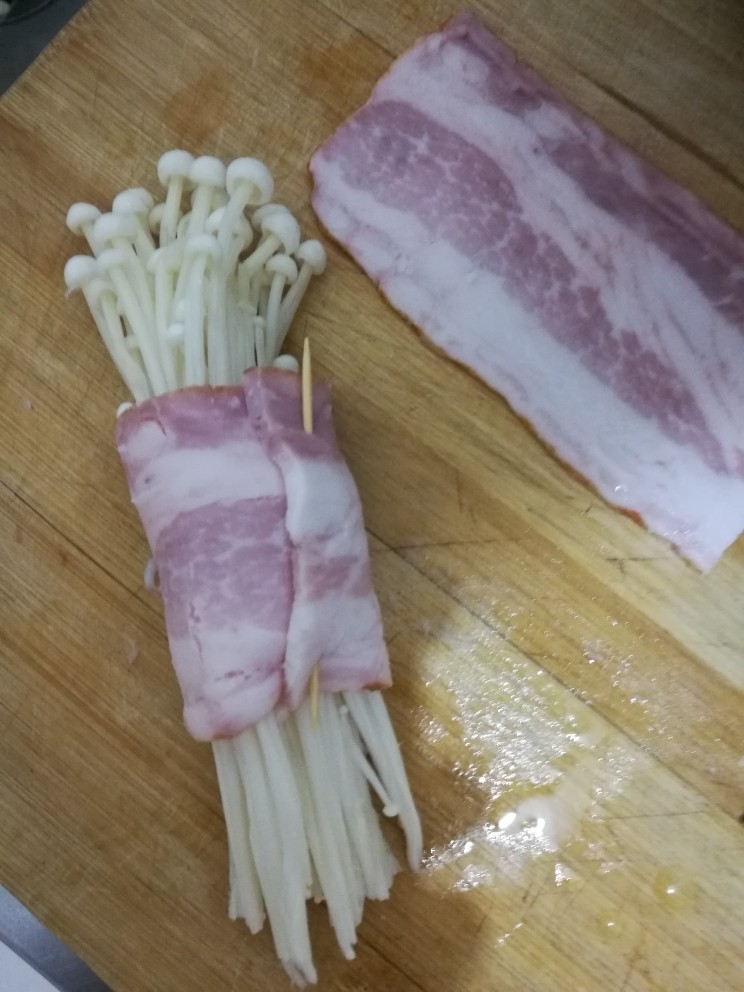 香煎培根金针菇,用牙签竖着固定起来