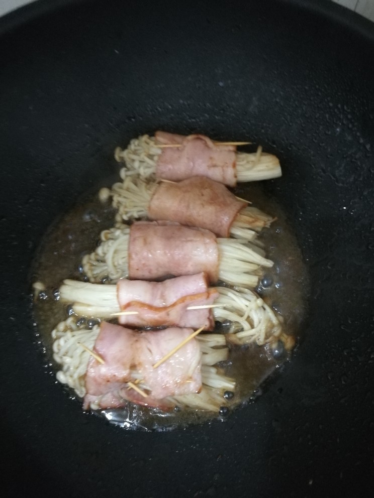 香煎培根金针菇,上锅小火煎炸