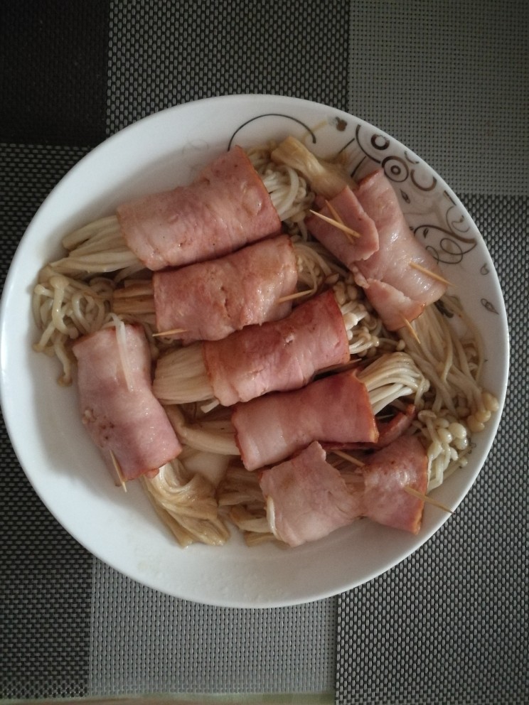 香煎培根金针菇,浇上料汁，收汁，出盘
